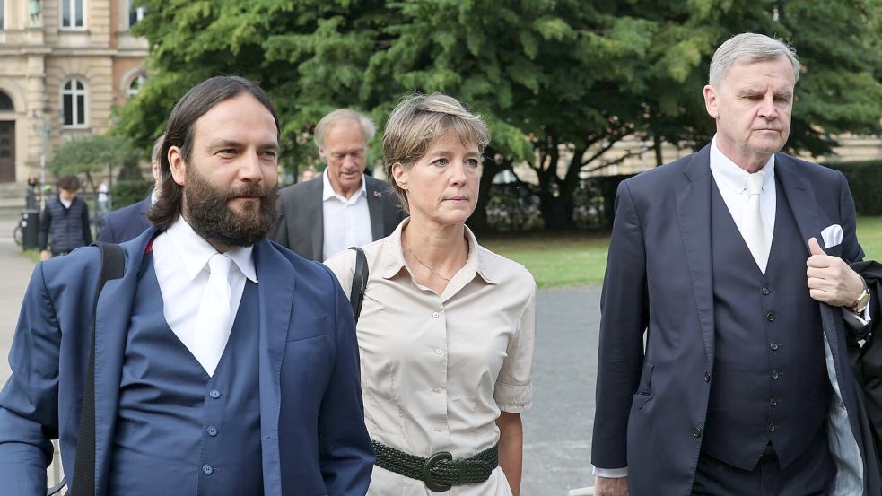Christina Block kommt am zweiten Prozesstag mit ihren Verteidigern zum Landgericht. Foto: Christian Charisius/dpa