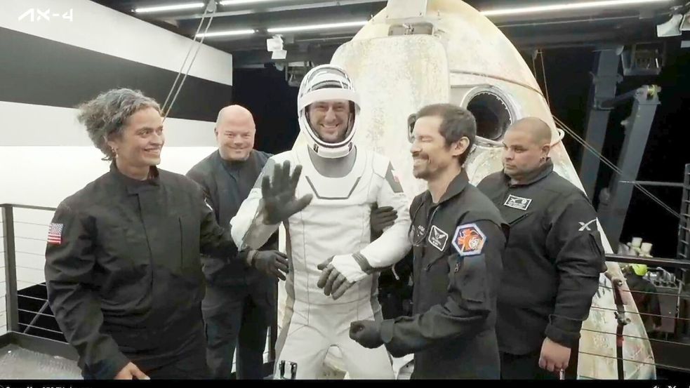 Der Pole Slawosz Uznanski-Wisniewski beim Verlassen der SpaceX-Kapsel auf einem Bergungsschiff. Foto: Uncredited/SpaceX via AP/dpa