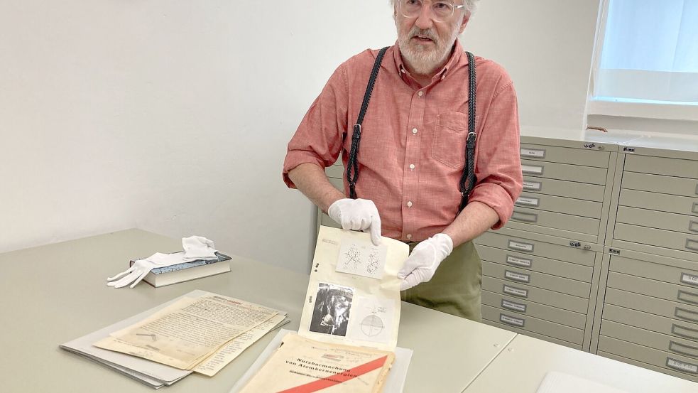 Der US-Historiker Mark Walker präsentiert im Deutschen Museum anhand von Dokumenten neue Erkenntnisse zu Hitlers Atomprogramm - und seinem Scheitern. Foto: Sabine Dobel/dpa
