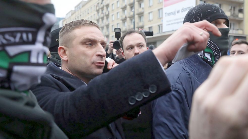 Gegen den polnischen Rechtsaktivisten Robert Bakiewicz gab es ein Urteil wegen Nötigung. (Archivbild) Foto: Tomasz Gzell/PAP/dpa