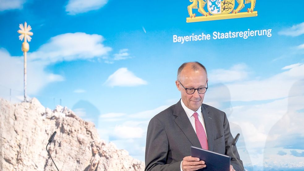 Nach seinem Treffen mit dem bayerischen Kabinett äußerte sich Kanzler Merz auch zur globalen Mindeststeuer - er steht dem Konzept demnach sehr skeptisch gegenüber. Foto: Peter Kneffel/dpa