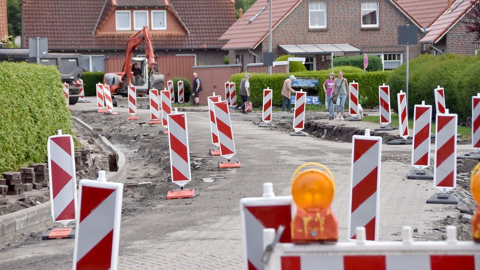 Zahlreiche Absperrbaken sichern die Bereiche der Gartenstraße in Marienhafe, in denen das alte Pflaster und die Bordsteine bereits entfernt wurden. Foto: Thomas Dirks