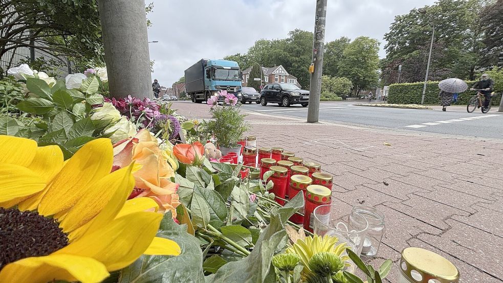 Am 26. Mai 2025 verunglückte ein 16-Jähriger, als er im morgendlichen Schulverkehr an dieser Ampel die Von-Jhering-Straße überquerte und von einem Lastwagen erfasst wurde. Auch Mitte Juli brennen an der Stelle noch allabendlich Kerzen. Foto: Lasse Paulsen