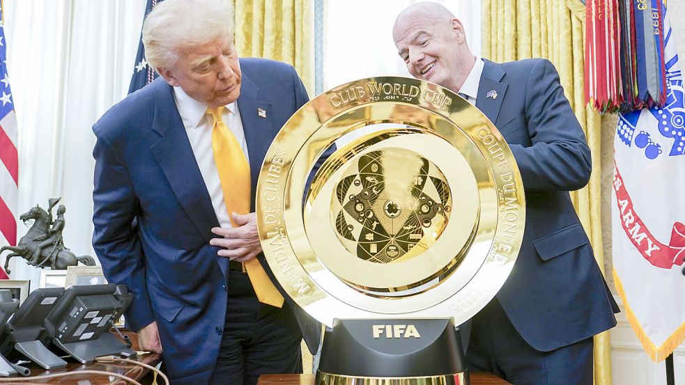 Die Klub-WM-Trophäe soll ihren Platz im Oval Office des Weißen Hauses gefunden haben. Foto: IMAGO/UPI Photo
