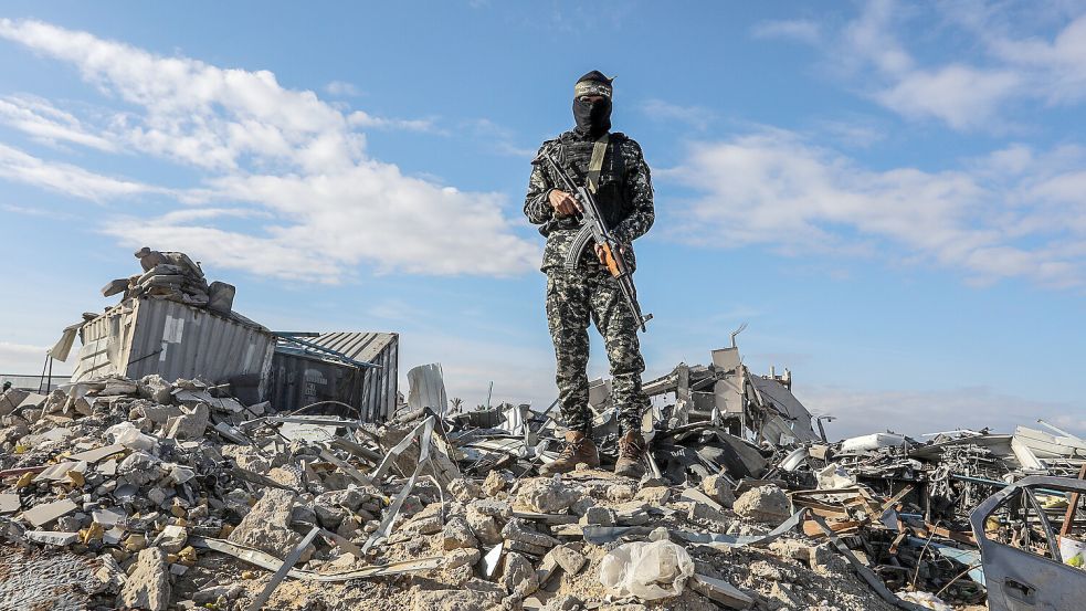 Ein Kämpfer der Hamas steht in den Ruinen von Gaza bei einer Geiselübergabe Wache. Von Izz al-Din al-Haddad gibt es kaum Bildmaterial. Foto: dpa/Abed Rahim Khatib