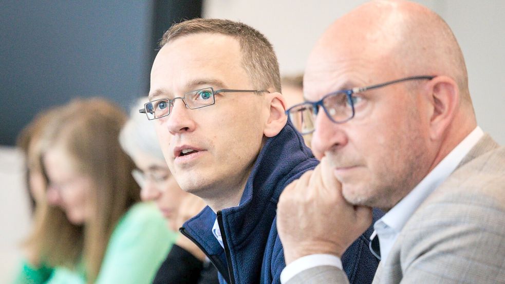 Nach der Generalsanierung zwischen Frankfurt und Mannheim leitet Julian Fassing (li) nun auch die Generalsanierung zwischen Berlin und Hamburg. Foto: Carsten Koall/dpa