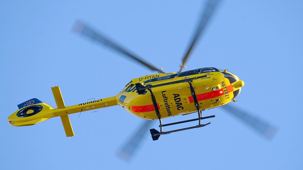 Der 23-Jährige wurde in eine Klinik geflogen. (Symbolbild) Foto: Robert Michael/dpa