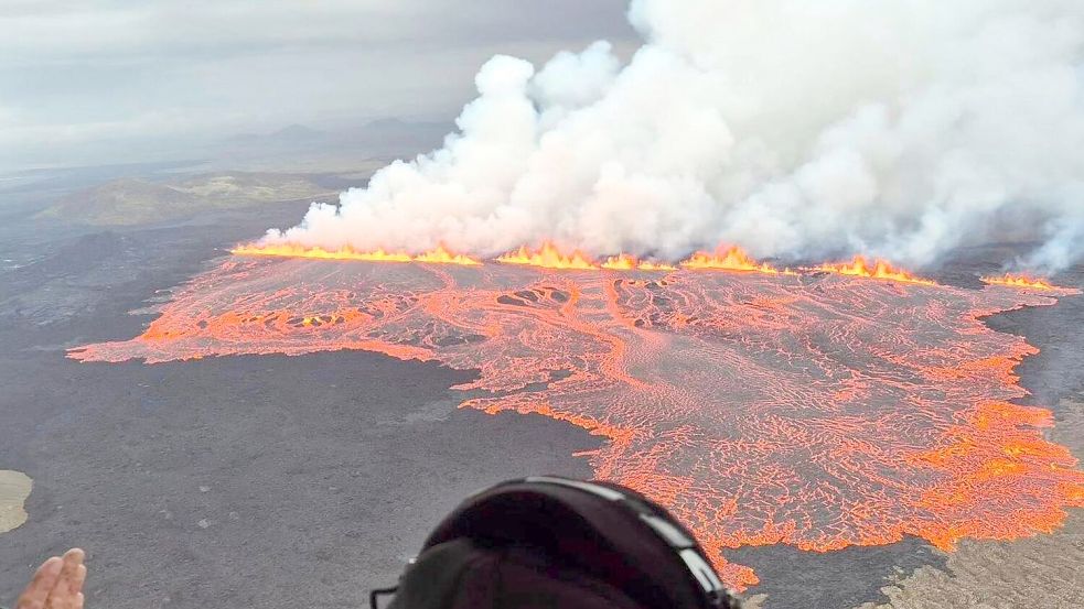 Wenige Stunden nach dem Ausbruch ist bereits ein größeres Lavafeld entstanden. Foto: -/Department of Civil Protection and Emergency Management/dpa