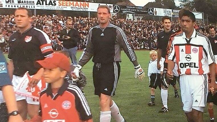 Juli 2001: Einlauf beim Freundschaftsspiel der SpVg Aurich gegen Bayern München ins Ellernfeldstadion mit Vladimir Jeromin (Zweiter von rechts), davor ist Giovane Élber zu sehen. Foto: Bernd Wolfenberg
