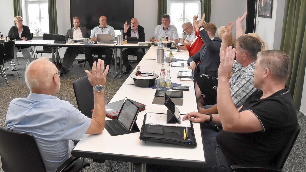 Alle Hände hoch: Mit ihrer Mehrheit beschlossen SPD, der Vertreter der Wählergruppe „Moin“, Andreas Klaaßen (vorne rechts), und der neuerdings fraktionslose Ratsherr Helmut Schipper (vorne links) den Bebauungsplan für die neue Sportanlage. Foto: Thomas Dirks