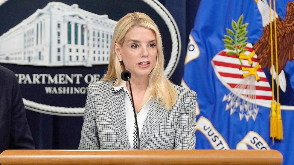 US-Justizministerin Bondi steht wegen ihres Umgangs mit dem Fall besonders in der Kritik. (Archivbild) Foto: Julia Demaree Nikhinson/AP/dpa