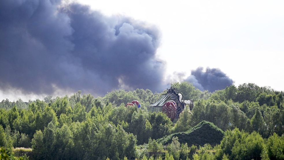 Auf dem Gelände des Tomorrowland-Festivals in Boom wütet ein schwerer Brand. Foto: Tom Goyvaerts/Belga/dpa
