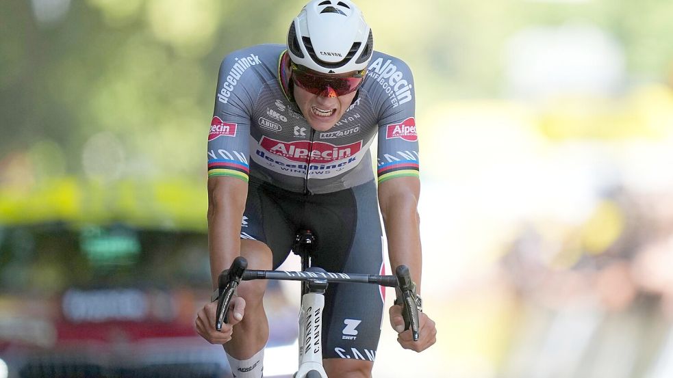 Mathieu van der Poel hat seinen zweiten Etappensieg bei der 112. Tour de France knapp verpasst. Foto: Thibault Camus/AP/dpa