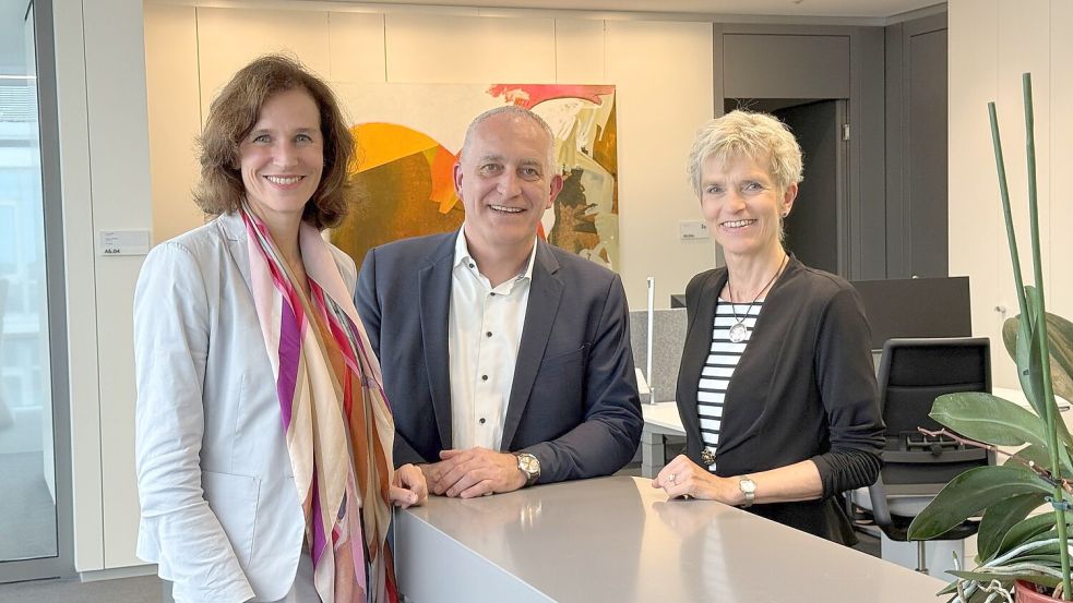 Personalchefin Judith Wiese, der zweite Vorsitzende der IG Metall Jürgen Kerner und die Gesamtbetriebsratsvorsitzende Birgit Steinborn zeigen Einigkeit. Foto: dpa