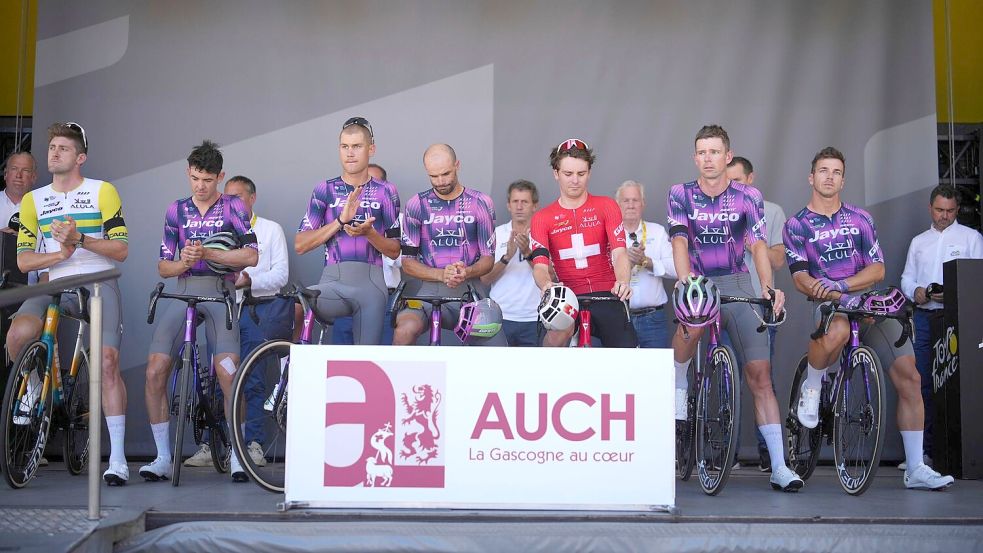 Bei der Tour de France legte das Team des tödlich verunglückten Radsportlers eine Schweigeminute ein. Foto: Thibault Camus/AP/dpa