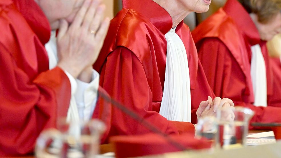 Die Bundesverfassungsrichterinnen und -richter sind bekannt für ihre roten Roben. (Archivbild) Foto: Uli Deck/dpa