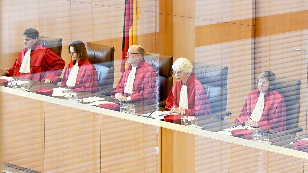 Verhandelt und verkündet wird in einem großen gläsernen Saal. Der Bau in Karlsruhe mit seinen großflächigen Fenstern soll Transparenz schaffen. (Archivbild) Foto: Uli Deck/dpa