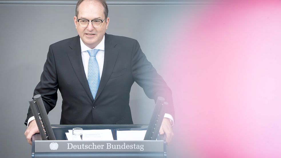 Alexander Dobrindt (CSU) muss die versprochene Migrationswende umsetzen. Experten halten seine Maßnahmen nicht für den Hauptgrund für den Rückgang der Flüchtlingszahlen. Foto: Imago