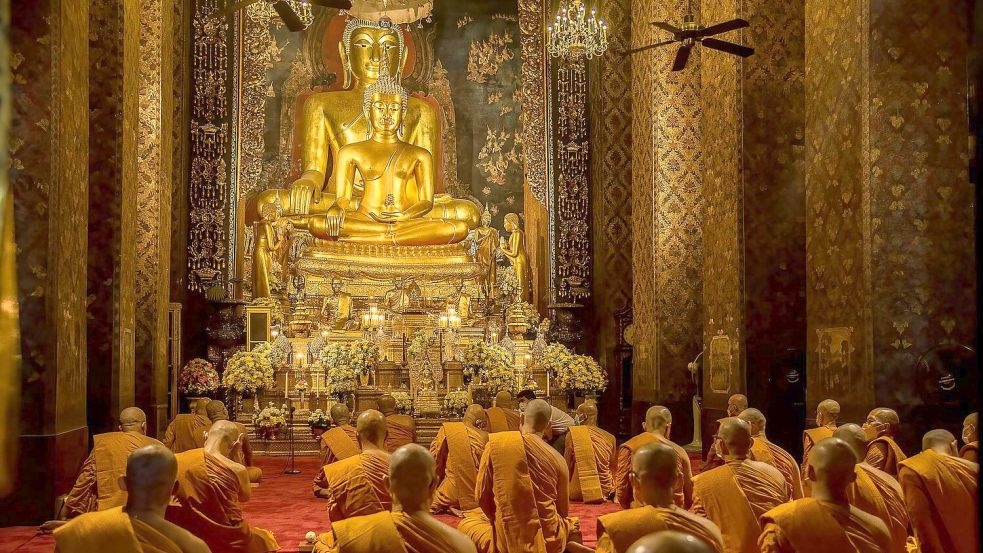 Mönche werden von der größtenteils buddhistischen Bevölkerung Thailands tief verehrt und gelten als moralische Vorbilder. (Archivbild) Foto: Peerapon Boonyakiat/SOPA Images via ZUMA Press Wire/dpa