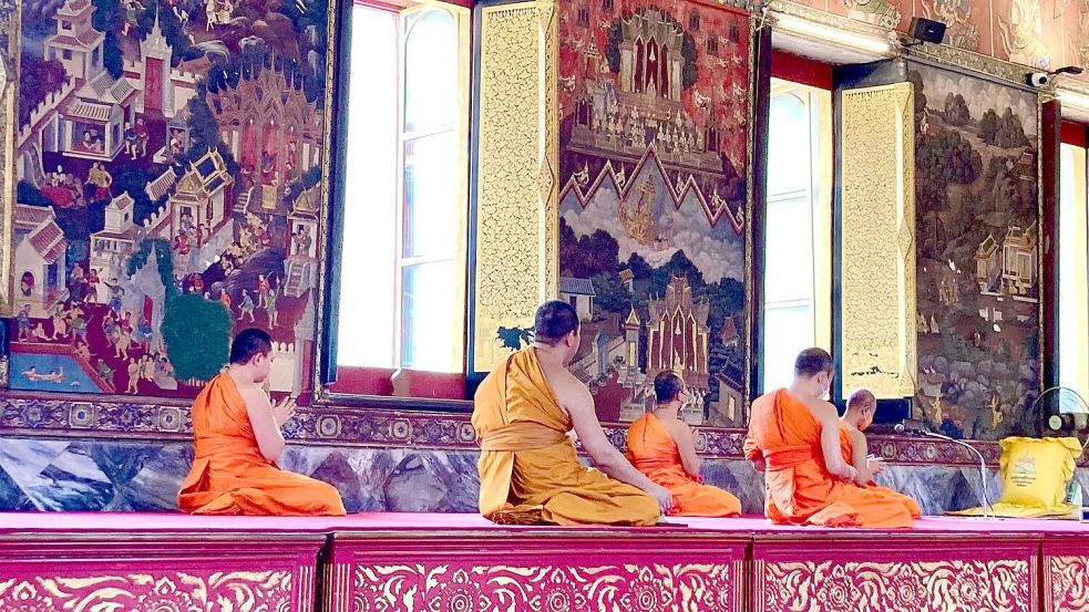 Eigentlich verpflichten sich Mönche in Thailand zu einem Leben in Armut und Enthaltsamkeit. (Archivbild) Foto: Carola Frentzen/dpa