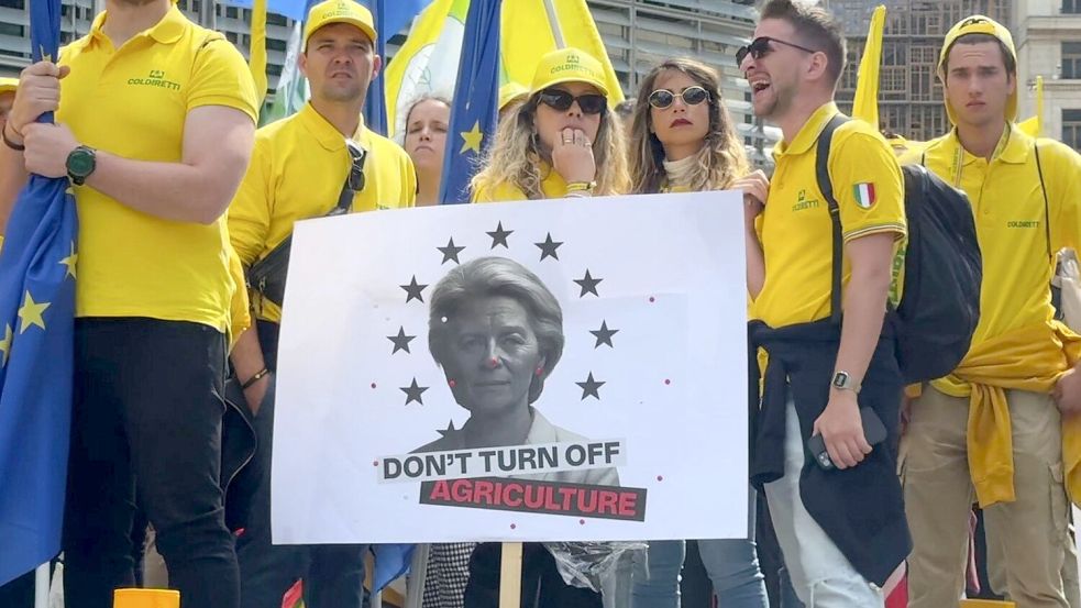 Landwirte aus fast allen 27 Ländern der Europäischen Union demonstrieren in Brüssel vor dem Gebäude der Europäischen Kommission, wo Kommissionspräsidentin von der Leyen den langfristigen EU-Haushaltsplan vorstellte. Foto: dpa/Sylvain Plazy