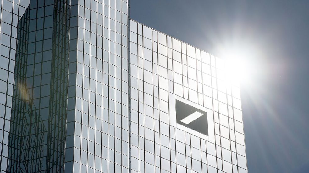 Die Deutsche Bank hat ihr Netz an Geldautomaten auf Vordermann gebracht (Archivbild) Foto: Fabian Sommer/dpa