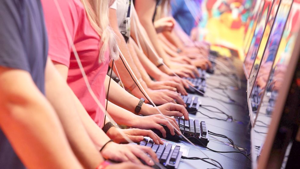 Es darf gezockt werden: Gamescom-Besucher probieren neue Spiele aus. Foto: Oliver Berg/dpa