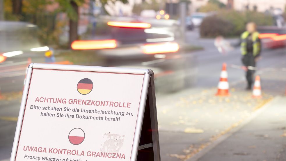 Ein Hinweisschild für die Kontrollen an der deutsch-polnischen Grenze auf der Görlitzer Stadtbrücke. Foto: dpa/Sebastian Kahnert