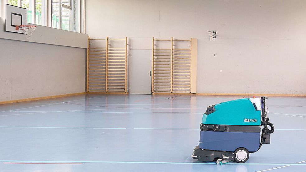 Ein „Robomatic Marvin“ der Firma Wetrok bei der Arbeit. Der Schweizer Saubermann wird künftig auch in Marienhafer Sporthalle im Einsatz sein. Foto: Jonathan Labusch