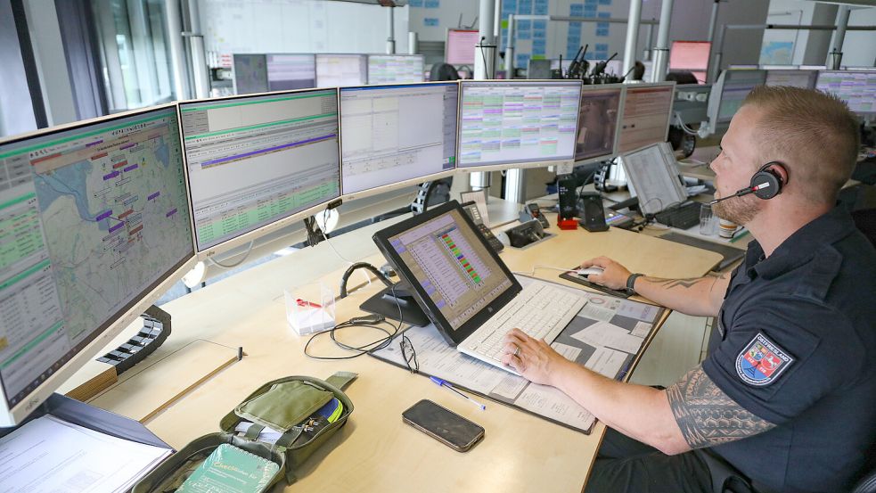 Andreas Schoon hat als Schichtleiter der Kooperativen Leitstelle genauso viele Monitore vor sich wie jeder Disponent. Foto: Romuald Banik