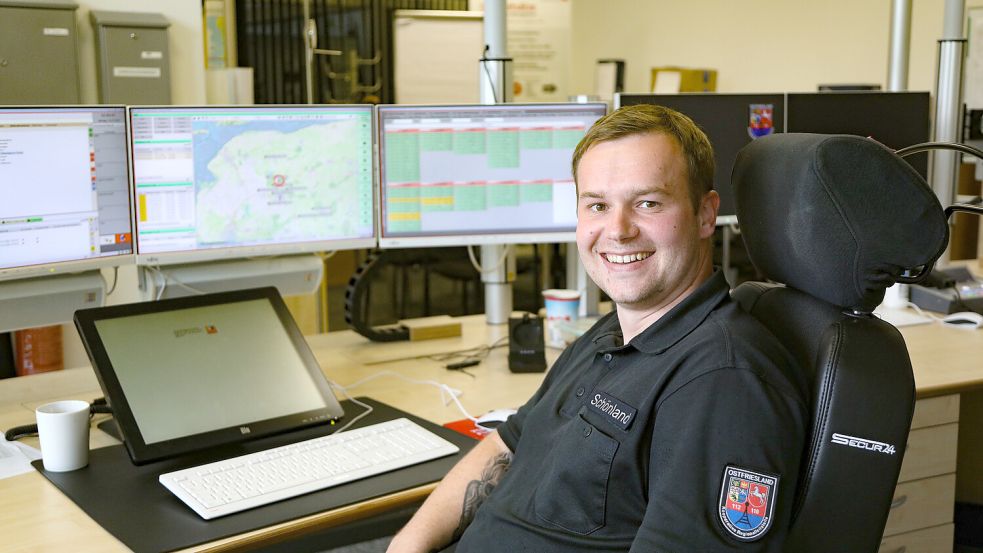Disponent Hendrik Schönland zeigt im Simulationsraum anhand von Beispielen, welche Kräfte bei welchem Einsatzstichwort wo ausrücken. Foto: Romuald Banik