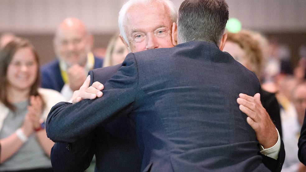 Der FDP-Vorsitzende Christian Dürr (vorne) gratuliert Wolfgang Kubicki zu seiner Wiederwahl zum stellvertretenden Parteivorsitzenden. Foto: dpa/Bernd von Jutrczenka