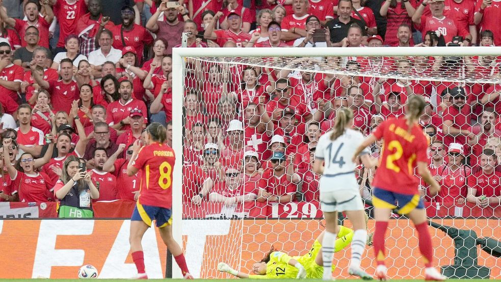 Links vorbei: Mariona Caldenteys Elfmeter. Foto: Alessandra Tarantino/AP/dpa