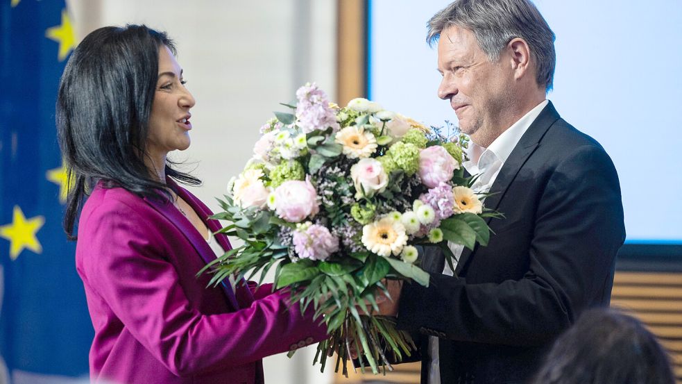 Vor knapp acht Wochen hat Katherina Reiche (CDU) das Wirtschaftsministerium und die Zuständigkeit für die Energiewende von Robert Habeck (Grüne) übernommen. Das Bild zeigt beide bei der Amtsübergabe am 5. Mai. Foto: IMAGO/Revierfoto