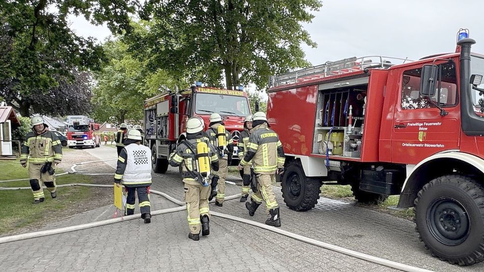 Ein Beispiel für eine grenzüberschreitende Zusammenarbeit: Neben mehreren Ihlower Wehren war Anfang Juli auch die Auricher Feuerwehr bei einem Scheunenbrand in Ludwigsdorf im Einsatz. Foto: Pascal Coordes/Feuerwehr Ihlow