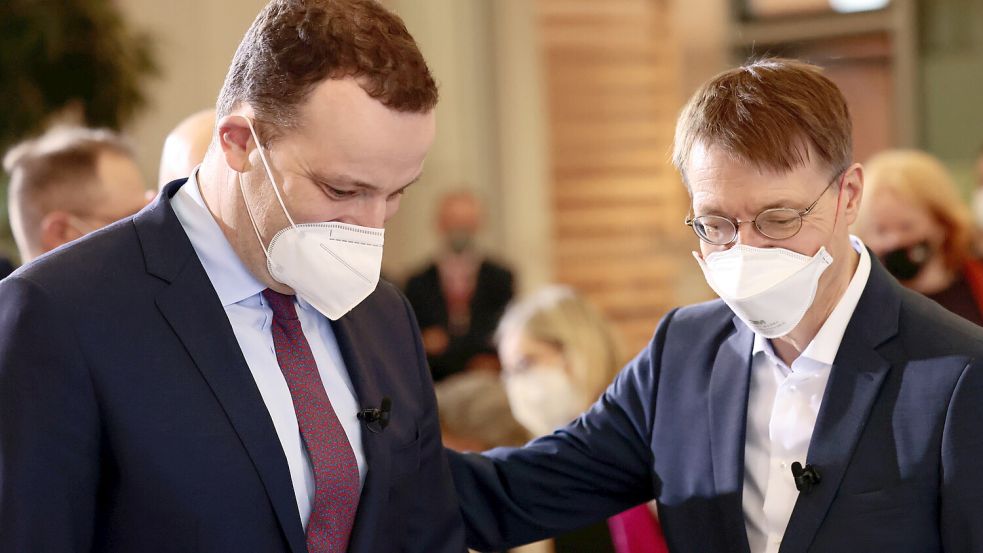 Ex-Gesundheitsminister Jens Spahn (CDU, l.) bestellte Milliarden Corona-Masken zu hohen Preisen - unter Nachfolger Karl Lauterbach (SPD) liefen hohe Kosten für Prozesse gegen Lieferanten auf. Foto: dpa/Reuters/Pool/Hannibal Hanschke