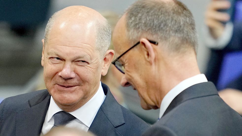 Olaf Scholz (l.) ist immer noch Bundeskanzler, behauptet die Google-KI steif und fest - und Friedrich Merz immer noch in der Opposition. Foto: dpa/Kay Nietfeld