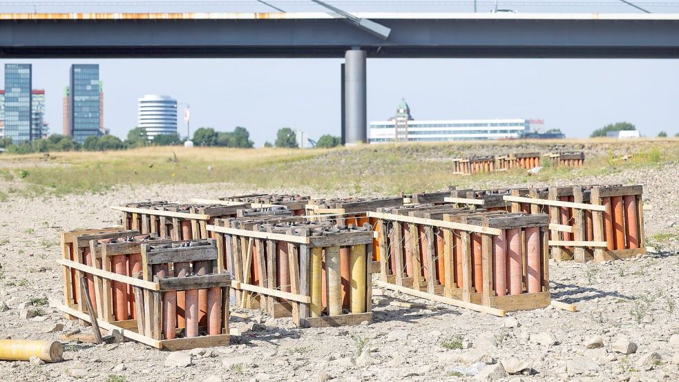 Die Abschussvorrichtungen für das Feuerwerk der Rheinkirmes stehen auf den Rheinwiesen. Die Polizei prüft jetzt, ob eine umgekippte Halterung für das Unglück verantwortlich ist. Foto: Christoph Reichwein/dpa