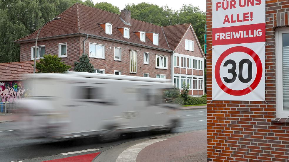 An der Von-Jhering-Straße werden die Verkehrsteilnehmer von Bannern aufgefordert, freiwillig Tempo 30 zu fahren. Foto: Romuald Banik