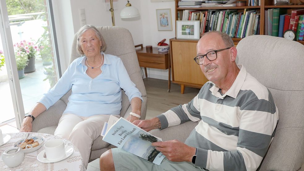Manchmal ist Seniorenbegleiter Udo Rieken auch der Vorleser für Christa Bering. Nach einer Augen-Operation fällt der 91-Jährigen das Lesen schwer. Foto: Romuald Banik