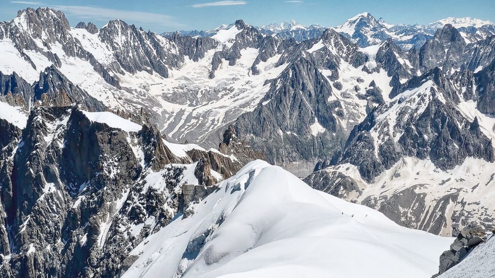 Immer wieder kommen im Mont-Blanc-Massiv Alpinisten ums Leben. (Archivbild) Foto: Sachelle Babbar/ZUMA Wire/dpa