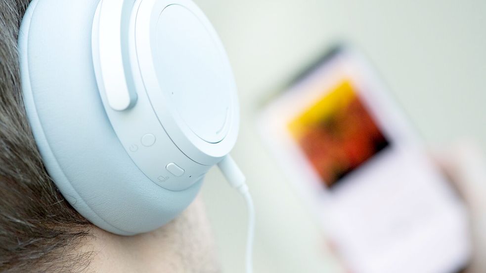 Höre ich da KI-generierte Musik? Diese Frage dürften sich manche Streaming-Hörer künftig häufiger stellen. (Symbolbild) Foto: Franziska Gabbert/dpa-tmn/dpa