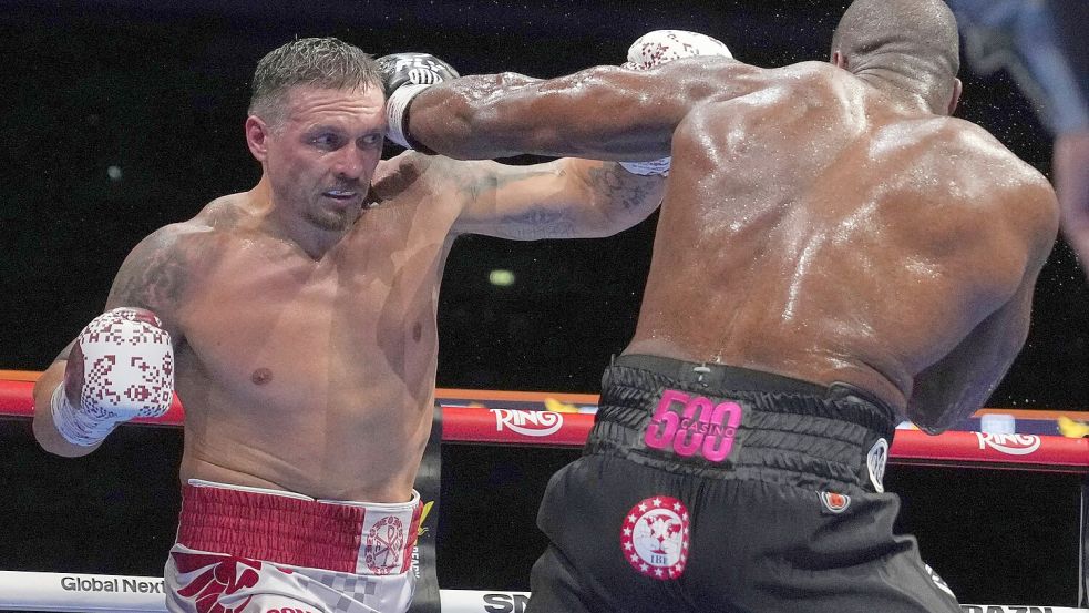 Usyk (l.) gewann den Kampf in der fünften Runde durch K.-o. Foto: Frank Augstein/AP/dpa