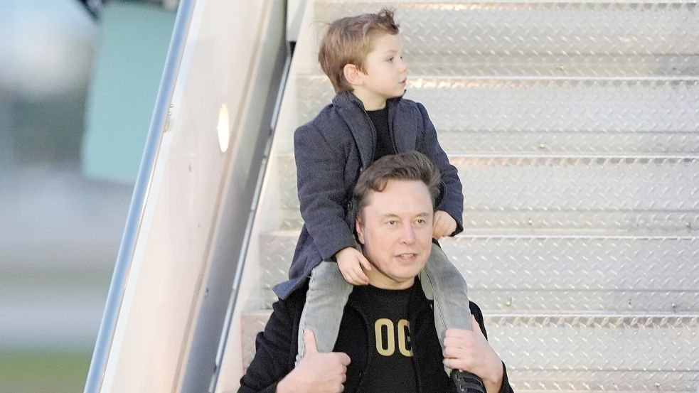 Tech-Milliardär Elon Musk mit seinem Sohn X Æ A-Xii, genannt „Little X“. (Archivbild) Foto: Manuel Balce Ceneta/AP/dpa