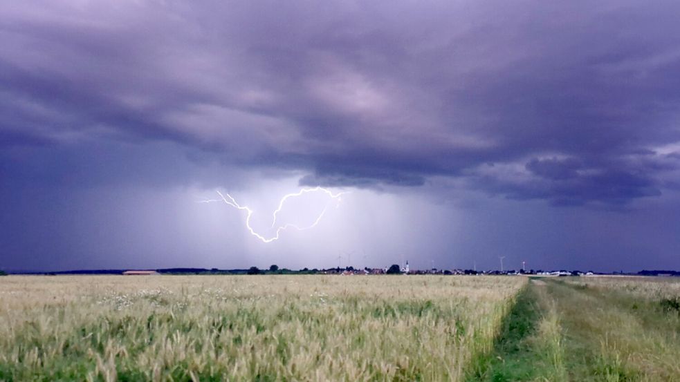 Der Deutsche Wetterdienst (DWD) sagt für die kommenden Tage Gewitter vorher. Foto: Simon Zeiher/onw-images/dpa