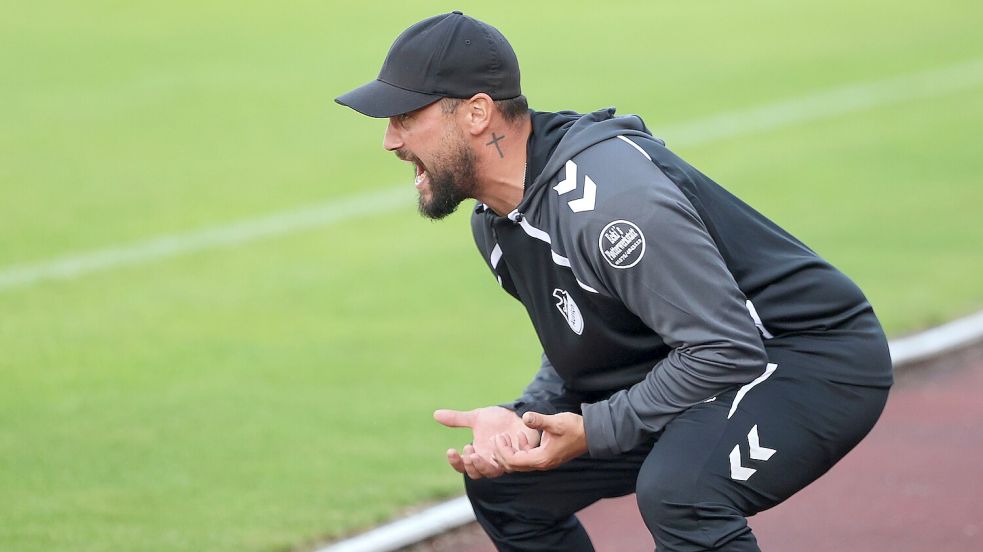 Energiegeladen an der Seitenlinie: Der Auricher Trainer Daniel Franziskus