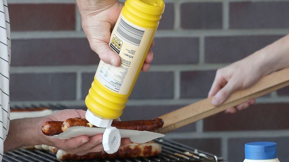 Vor dem Spiel entbrannte eine Diskussion, ob auf dem Grill der Auricher die von den Organisatoren genehmigten Bratwürste liegen würden. Orgachef Manfred-Bloem befand: „Es sind die richtigen Würste!“