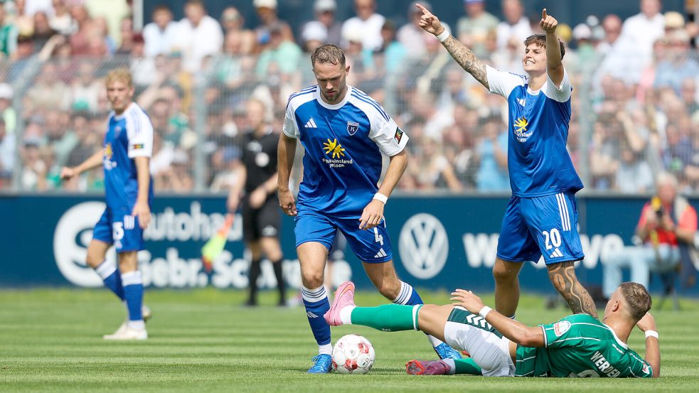 Kickers-Verteidiger Fabian Herbst (Mitte) klärte gegen den SV Werder (grätschend Keke Topp) einige Male. Fotos: Jens Doden, Emden