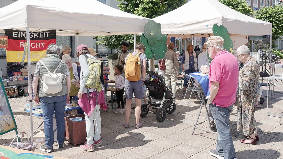 Auf dem Auricher Marktplatz feierten die „Omas gegen Rechts“ die Demokratie. Foto: Helmut Vortanz