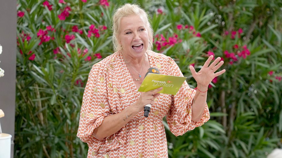 Moderatorin Andrea Kiewel hat im ZDF-„Fernsehgarten“ eine Umarmung der besonderen Art erhalten. Foto: IMAGO/BOBO